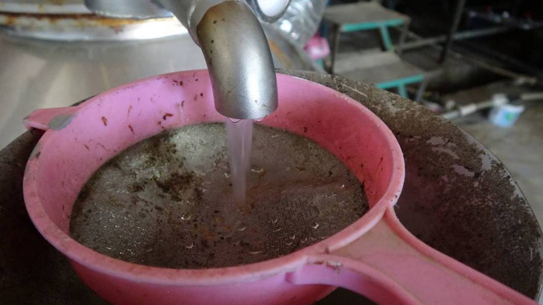 Aile mesleğini sürdürüyorlar: Litresi 10 bin euro! 15 milyon gül yaprağından 1 litre gül yağı çıkarıyorlar 5